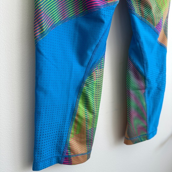 Nike Pro Multicolor Hypercool Frequency Stretchy Capri Leggings | Size Medium - Picture 9 of 10